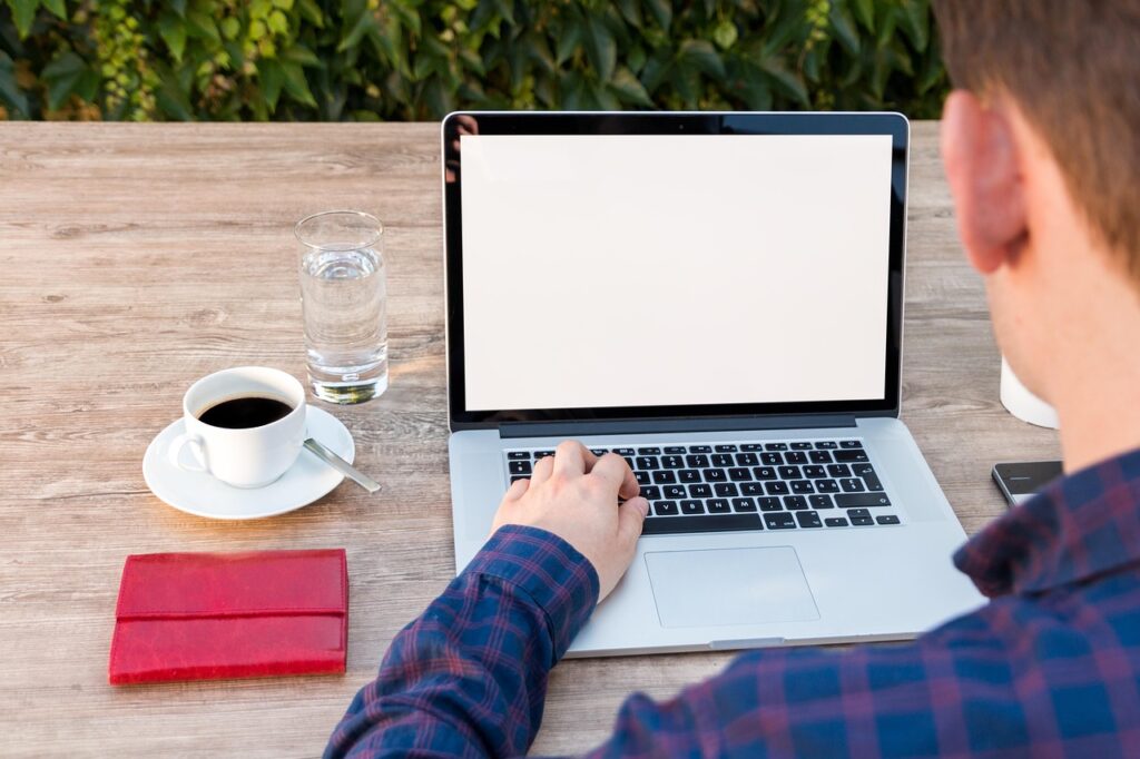 保険営業女子がオフィス帰社直後にミントタブレットを使うべきタイミングは？