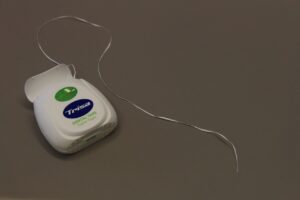 保険営業女子がカフェで打ち合わせ直前にデンタルフロスを使うタイミングは？