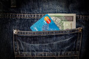 保険営業女子がスーツのポケットに入る口臭グッズの代用品は何？
